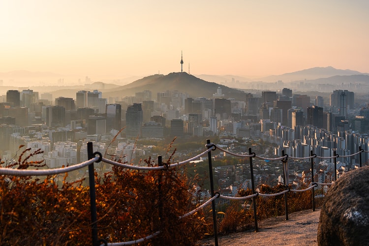 정부가 미세먼지 심한 날에 조기퇴근 및 재택근무를 권고하는 방안을 추진한다
