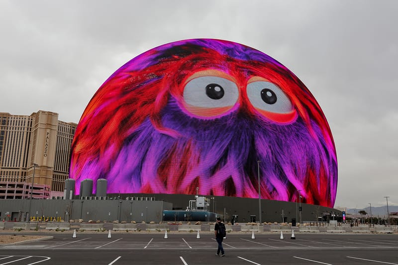 한 남성이 세계 최대 구형 공연장을 불법 등반했다