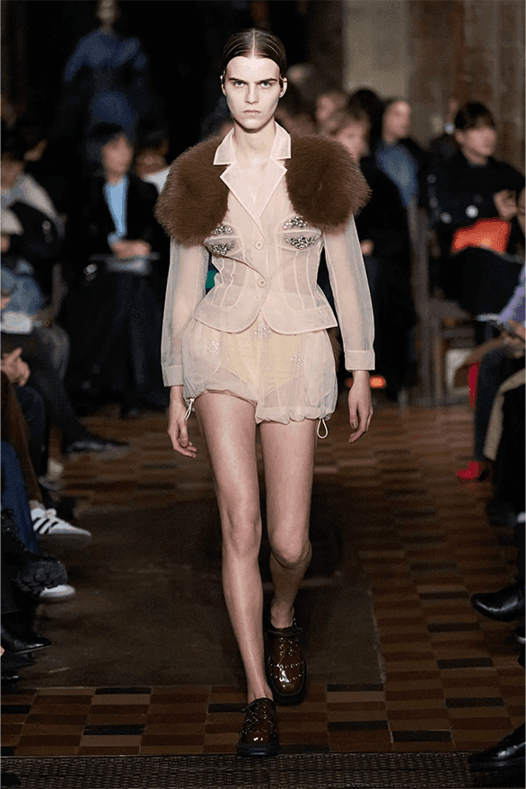 시몬 로샤, 2024 FW 컬렉션 공개, Simone Rocha, Queen Victoria, 로샤 크록스, 시몬 로샤, 시몽 로샤, 젠더리스 패션, 런던 패션위크, 런던 브랜드, 런던 스토어, 런던 패션 쇼핑, 런던 쇼핑, 런던 디자이너, 런던 패션위크 디자이너, 런던 패션, 런던 디자이너의 패션, 주목할 만한 디자이너, 앤드로지너스 룩, 젠더리스 룩, 하입비스트 로샤
