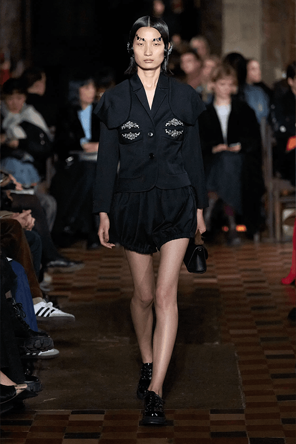 시몬 로샤, 2024 FW 컬렉션 공개, Simone Rocha, Queen Victoria, 로샤 크록스, 시몬 로샤, 시몽 로샤, 젠더리스 패션, 런던 패션위크, 런던 브랜드, 런던 스토어, 런던 패션 쇼핑, 런던 쇼핑, 런던 디자이너, 런던 패션위크 디자이너, 런던 패션, 런던 디자이너의 패션, 주목할 만한 디자이너, 앤드로지너스 룩, 젠더리스 룩, 하입비스트 로샤