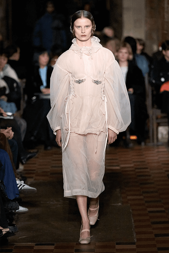 시몬 로샤, 2024 FW 컬렉션 공개, Simone Rocha, Queen Victoria, 로샤 크록스, 시몬 로샤, 시몽 로샤, 젠더리스 패션, 런던 패션위크, 런던 브랜드, 런던 스토어, 런던 패션 쇼핑, 런던 쇼핑, 런던 디자이너, 런던 패션위크 디자이너, 런던 패션, 런던 디자이너의 패션, 주목할 만한 디자이너, 앤드로지너스 룩, 젠더리스 룩, 하입비스트 로샤