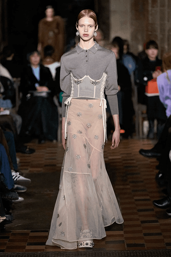 시몬 로샤, 2024 FW 컬렉션 공개, Simone Rocha, Queen Victoria, 로샤 크록스, 시몬 로샤, 시몽 로샤, 젠더리스 패션, 런던 패션위크, 런던 브랜드, 런던 스토어, 런던 패션 쇼핑, 런던 쇼핑, 런던 디자이너, 런던 패션위크 디자이너, 런던 패션, 런던 디자이너의 패션, 주목할 만한 디자이너, 앤드로지너스 룩, 젠더리스 룩, 하입비스트 로샤