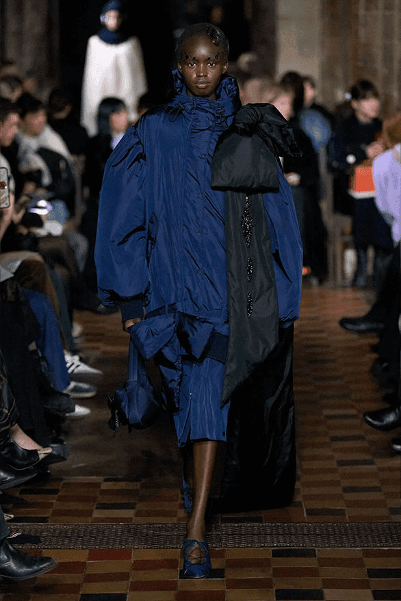시몬 로샤, 2024 FW 컬렉션 공개, Simone Rocha, Queen Victoria, 로샤 크록스, 시몬 로샤, 시몽 로샤, 젠더리스 패션, 런던 패션위크, 런던 브랜드, 런던 스토어, 런던 패션 쇼핑, 런던 쇼핑, 런던 디자이너, 런던 패션위크 디자이너, 런던 패션, 런던 디자이너의 패션, 주목할 만한 디자이너, 앤드로지너스 룩, 젠더리스 룩, 하입비스트 로샤