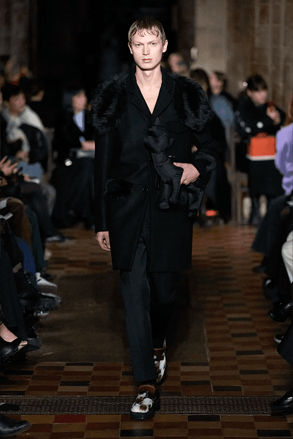 시몬 로샤, 2024 FW 컬렉션 공개, Simone Rocha, Queen Victoria, 로샤 크록스, 시몬 로샤, 시몽 로샤, 젠더리스 패션, 런던 패션위크, 런던 브랜드, 런던 스토어, 런던 패션 쇼핑, 런던 쇼핑, 런던 디자이너, 런던 패션위크 디자이너, 런던 패션, 런던 디자이너의 패션, 주목할 만한 디자이너, 앤드로지너스 룩, 젠더리스 룩, 하입비스트 로샤
