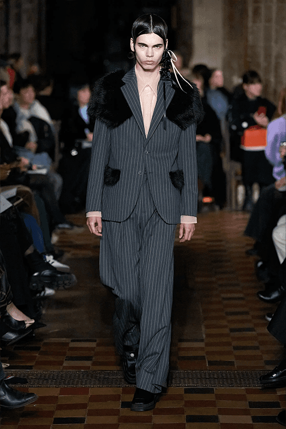 시몬 로샤, 2024 FW 컬렉션 공개, Simone Rocha, Queen Victoria, 로샤 크록스, 시몬 로샤, 시몽 로샤, 젠더리스 패션, 런던 패션위크, 런던 브랜드, 런던 스토어, 런던 패션 쇼핑, 런던 쇼핑, 런던 디자이너, 런던 패션위크 디자이너, 런던 패션, 런던 디자이너의 패션, 주목할 만한 디자이너, 앤드로지너스 룩, 젠더리스 룩, 하입비스트 로샤