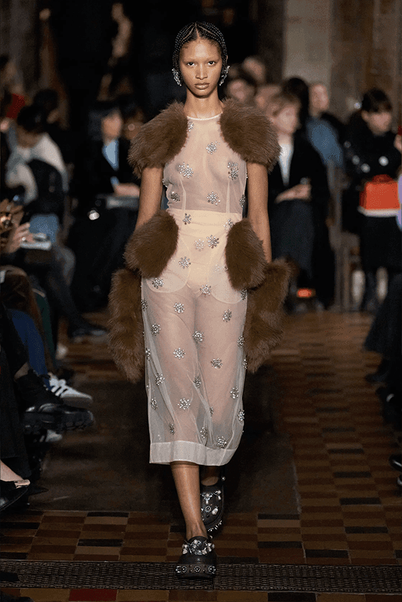 시몬 로샤, 2024 FW 컬렉션 공개, Simone Rocha, Queen Victoria, 로샤 크록스, 시몬 로샤, 시몽 로샤, 젠더리스 패션, 런던 패션위크, 런던 브랜드, 런던 스토어, 런던 패션 쇼핑, 런던 쇼핑, 런던 디자이너, 런던 패션위크 디자이너, 런던 패션, 런던 디자이너의 패션, 주목할 만한 디자이너, 앤드로지너스 룩, 젠더리스 룩, 하입비스트 로샤
