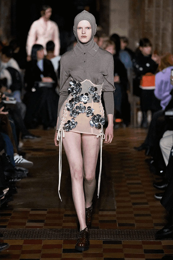 시몬 로샤, 2024 FW 컬렉션 공개, Simone Rocha, Queen Victoria, 로샤 크록스, 시몬 로샤, 시몽 로샤, 젠더리스 패션, 런던 패션위크, 런던 브랜드, 런던 스토어, 런던 패션 쇼핑, 런던 쇼핑, 런던 디자이너, 런던 패션위크 디자이너, 런던 패션, 런던 디자이너의 패션, 주목할 만한 디자이너, 앤드로지너스 룩, 젠더리스 룩, 하입비스트 로샤