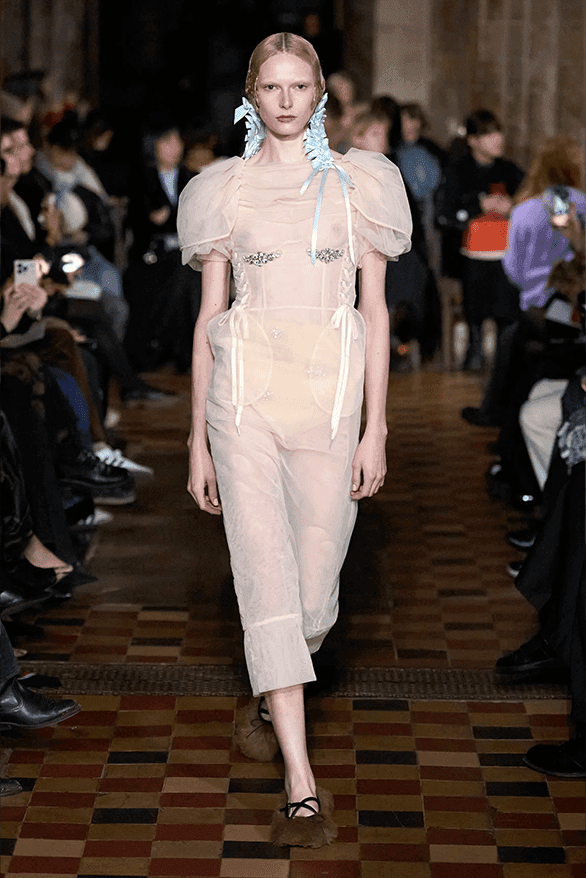 시몬 로샤, 2024 FW 컬렉션 공개, Simone Rocha, Queen Victoria, 로샤 크록스, 시몬 로샤, 시몽 로샤, 젠더리스 패션, 런던 패션위크, 런던 브랜드, 런던 스토어, 런던 패션 쇼핑, 런던 쇼핑, 런던 디자이너, 런던 패션위크 디자이너, 런던 패션, 런던 디자이너의 패션, 주목할 만한 디자이너, 앤드로지너스 룩, 젠더리스 룩, 하입비스트 로샤
