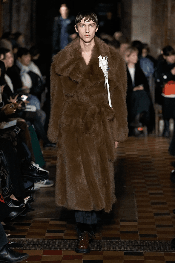 시몬 로샤, 2024 FW 컬렉션 공개, Simone Rocha, Queen Victoria, 로샤 크록스, 시몬 로샤, 시몽 로샤, 젠더리스 패션, 런던 패션위크, 런던 브랜드, 런던 스토어, 런던 패션 쇼핑, 런던 쇼핑, 런던 디자이너, 런던 패션위크 디자이너, 런던 패션, 런던 디자이너의 패션, 주목할 만한 디자이너, 앤드로지너스 룩, 젠더리스 룩, 하입비스트 로샤