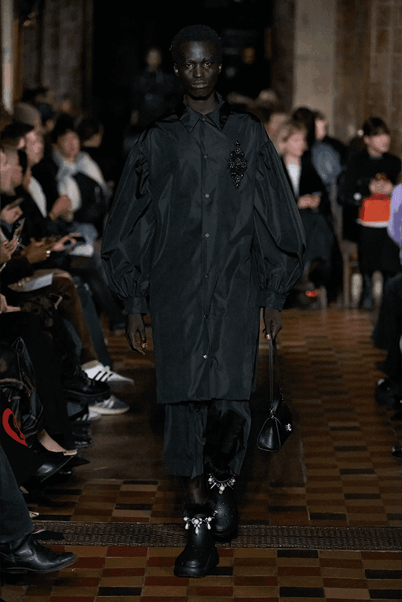 시몬 로샤, 2024 FW 컬렉션 공개, Simone Rocha, Queen Victoria, 로샤 크록스, 시몬 로샤, 시몽 로샤, 젠더리스 패션, 런던 패션위크, 런던 브랜드, 런던 스토어, 런던 패션 쇼핑, 런던 쇼핑, 런던 디자이너, 런던 패션위크 디자이너, 런던 패션, 런던 디자이너의 패션, 주목할 만한 디자이너, 앤드로지너스 룩, 젠더리스 룩, 하입비스트 로샤