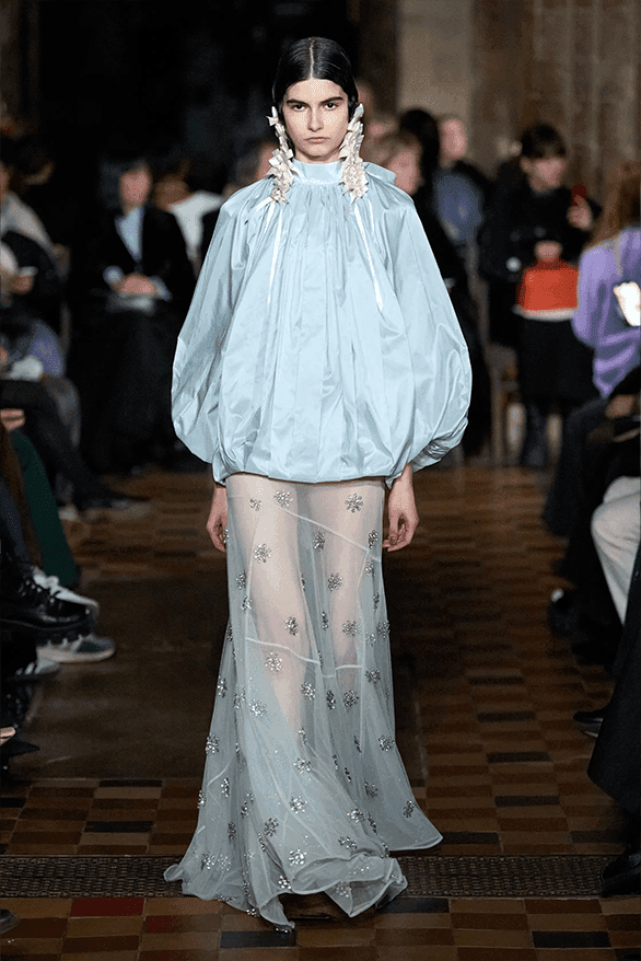 시몬 로샤, 2024 FW 컬렉션 공개, Simone Rocha, Queen Victoria, 로샤 크록스, 시몬 로샤, 시몽 로샤, 젠더리스 패션, 런던 패션위크, 런던 브랜드, 런던 스토어, 런던 패션 쇼핑, 런던 쇼핑, 런던 디자이너, 런던 패션위크 디자이너, 런던 패션, 런던 디자이너의 패션, 주목할 만한 디자이너, 앤드로지너스 룩, 젠더리스 룩, 하입비스트 로샤