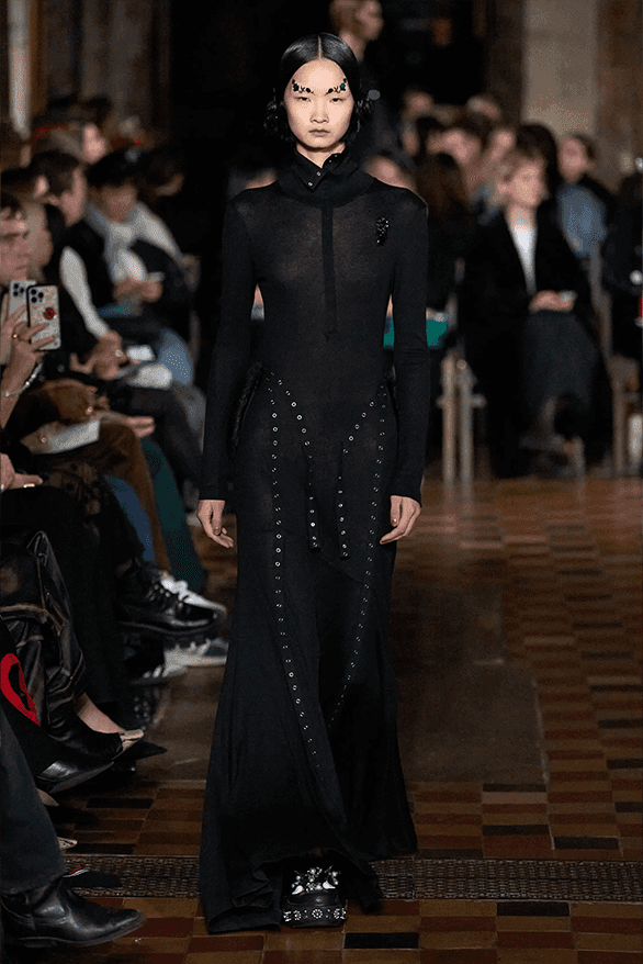 시몬 로샤, 2024 FW 컬렉션 공개, Simone Rocha, Queen Victoria, 로샤 크록스, 시몬 로샤, 시몽 로샤, 젠더리스 패션, 런던 패션위크, 런던 브랜드, 런던 스토어, 런던 패션 쇼핑, 런던 쇼핑, 런던 디자이너, 런던 패션위크 디자이너, 런던 패션, 런던 디자이너의 패션, 주목할 만한 디자이너, 앤드로지너스 룩, 젠더리스 룩, 하입비스트 로샤