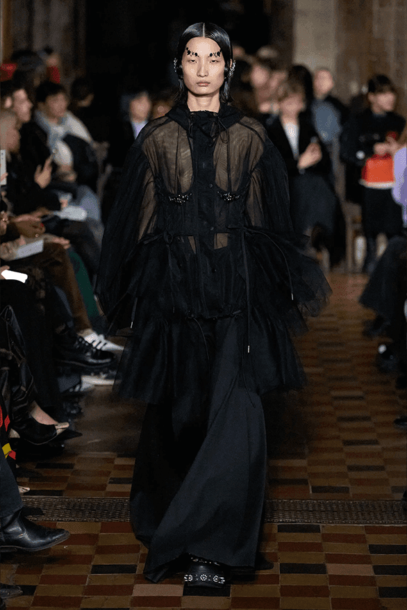 시몬 로샤, 2024 FW 컬렉션 공개, Simone Rocha, Queen Victoria, 로샤 크록스, 시몬 로샤, 시몽 로샤, 젠더리스 패션, 런던 패션위크, 런던 브랜드, 런던 스토어, 런던 패션 쇼핑, 런던 쇼핑, 런던 디자이너, 런던 패션위크 디자이너, 런던 패션, 런던 디자이너의 패션, 주목할 만한 디자이너, 앤드로지너스 룩, 젠더리스 룩, 하입비스트 로샤