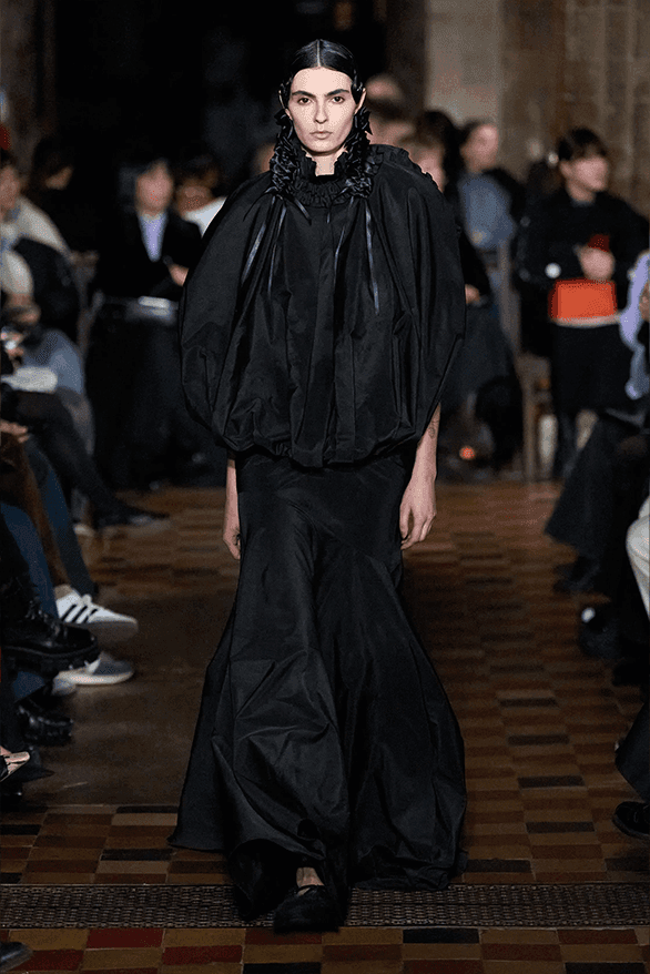 시몬 로샤, 2024 FW 컬렉션 공개, Simone Rocha, Queen Victoria, 로샤 크록스, 시몬 로샤, 시몽 로샤, 젠더리스 패션, 런던 패션위크, 런던 브랜드, 런던 스토어, 런던 패션 쇼핑, 런던 쇼핑, 런던 디자이너, 런던 패션위크 디자이너, 런던 패션, 런던 디자이너의 패션, 주목할 만한 디자이너, 앤드로지너스 룩, 젠더리스 룩, 하입비스트 로샤