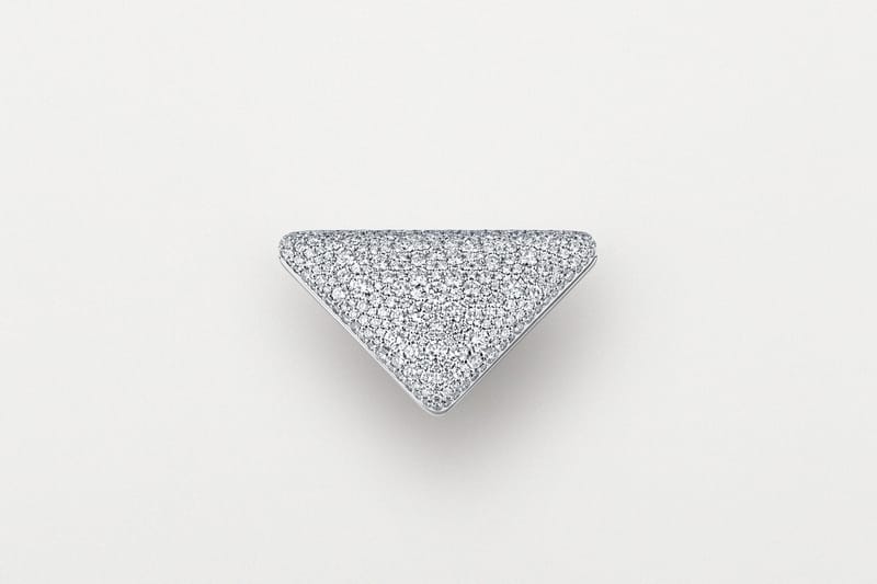 프라다, 파베 다이아몬드가 수놓인 트라이앵글 브로치 공개