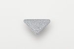 프라다, 파베 다이아몬드가 수놓인 트라이앵글 브로치 공개