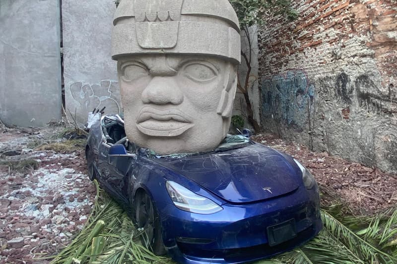 테슬라 모델 3 위에 올멕 문명의 석재 두상을 떨어트린 작품이 공개됐다, tesla, olmec, 테슬라, 올멕, 올멕 문명, 테슬라, 테슬라 모델 3, 테슬라 자동차, 테슬라 자본주의, 자본주의 비판 작품, 올멕 문화