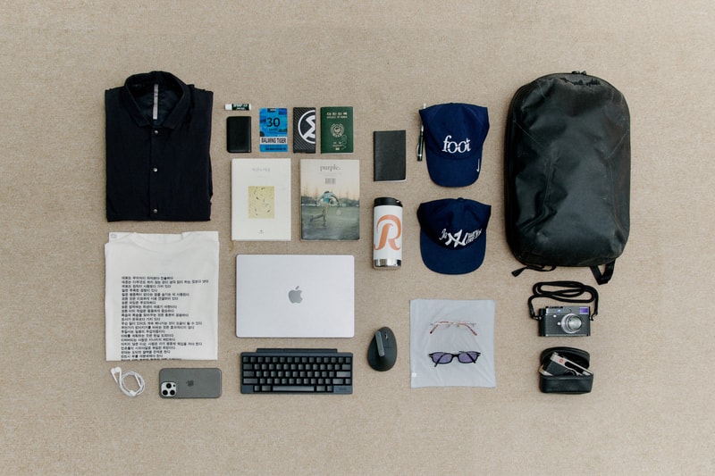 Essentials: 바밍타이거 홍찬희, 라이카 MP & 미니룩스, 해피해킹 키보드, 애플 맥북, 로지텍 버티컬 마우스, 까르띠에, 베일런스 미온 IS 셔츠, 카드 지갑, 베일런스 노민 팩, 국립현대미술관 당신을 위하여: 제니 홀저 FOR YOU 티셔츠, '후지 록 페스티벌' 바밍타이거 패스, 여권, 퍼플 매거진, 시간의 여울, 풋, 바밍타이거 모자, 파버카스텔 퍼펙트 펜슬, 세븐일레븐 공책, 커피 로스터즈 리이슈 텀블러, 나이트코어 보조배터리 & 이어팟, 멘소래담 립밤