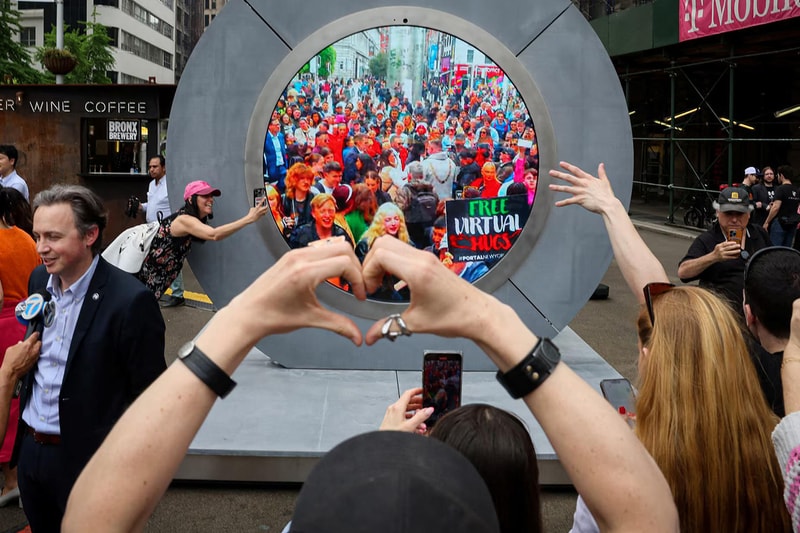뉴욕과 더블린을 실시간으로 연결하는 설치물, ‘포탈’이 화제다, new york, dublin, portal, 포탈, 뉴욕, 더블린, 포탈, 예술작품, 뉴욕시, 평화로운 뉴욕, 기행, 아일랜드 범죄, 아일랜드 기행