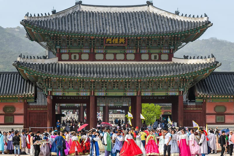 문화재청, 경복궁 근처 ‘국적 불명 한복’ 고친다