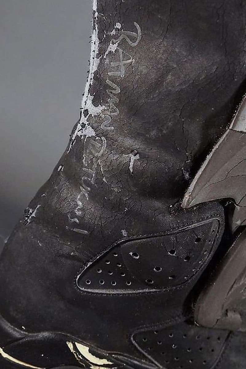 마이클 키튼이 ‘배트맨’에서 착용한 에어 조던 6 배트수트 부츠에 관해 언급했다, 영화 의상, 마이클 키튼, 배트맨 2, 배트맨 영화, 팅커 햇필드, 나이키 에어 맥, 배트맨 신발, 배트수트, 배트맨 조던, 마이클 키튼 배트맨