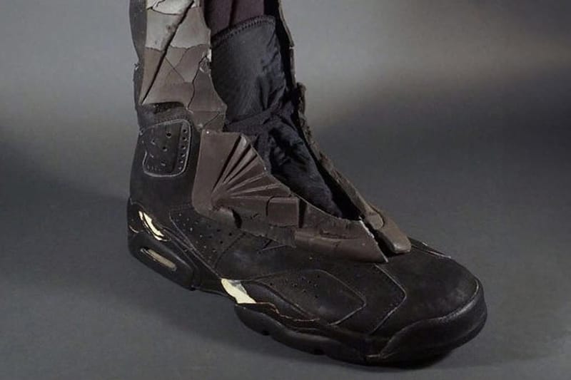 마이클 키튼이 ‘배트맨’에서 착용한 에어 조던 6 배트수트 부츠에 관해 언급했다