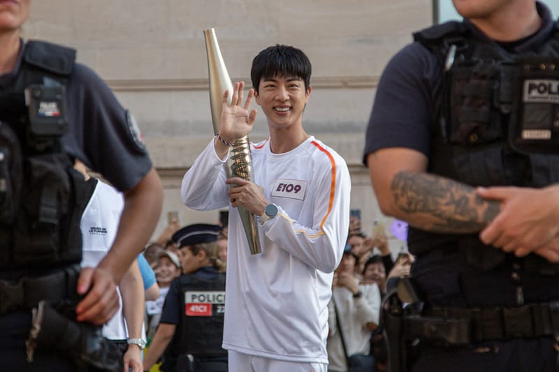 방탄소년단 진이 ‘2024 파리 올림픽’ 성화봉송에 나섰다