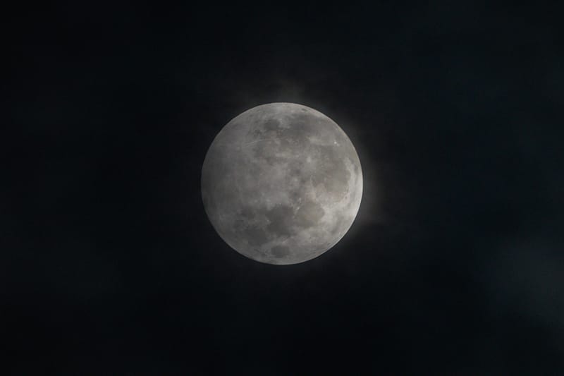 달에 사람이 살 수 있는 동굴 입구가 발견됐다