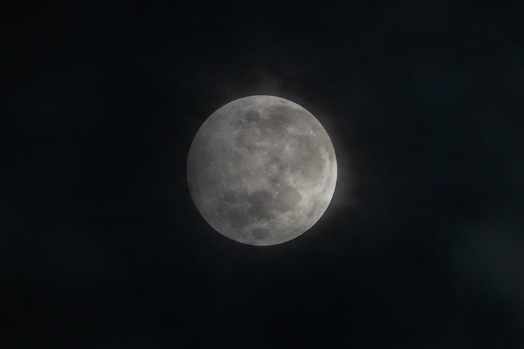 달에 사람이 살 수 있는 동굴 입구가 발견됐다