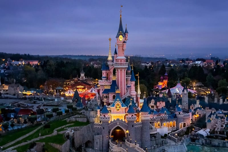 디즈니랜드에서 열리는 코페르니 2025 봄, 여름 컬렉션