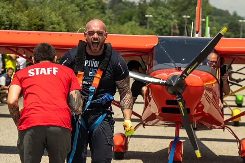 한 남성이 물구나무 선 상태로 세 대의 경비행기를 끄는데 성공했다