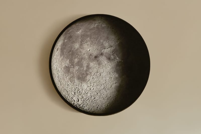 달의 위상에 따라 변화하는 조명, ‘페이즈 램프’가 공개됐다