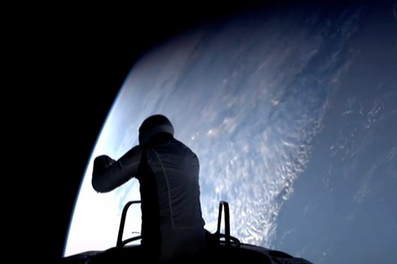 억만장자 재러드 아이작먼이 민간인 최초로 우주 유영에 성공했다