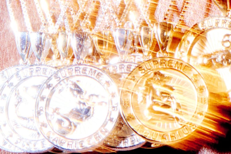 슈프림과 제이콥 앤 코가 협업한 별자리 펜던트 네클리스가 출시된다