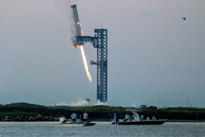 스페이스X, 로봇팔 활용한 스타십 추진체 회수 성공했다