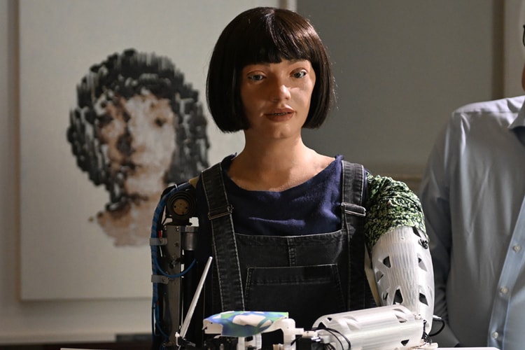 휴머노이드 로봇이 그린 그림이 소더비 경매에 오른다