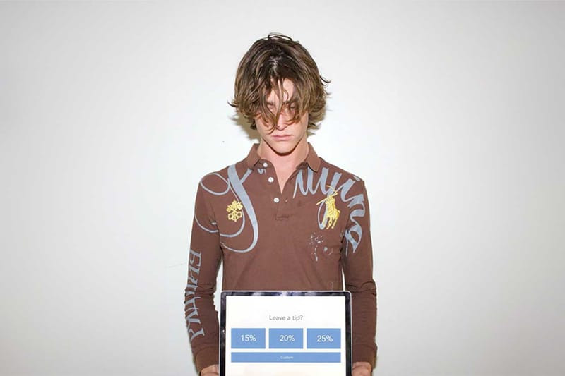 거침없는 문구가 적힌 프레잉 25 SS 컬렉션 공개