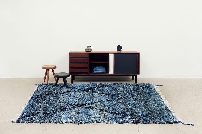 유스와 언글래마우스가 협업한 데님 러그가 출시됐다