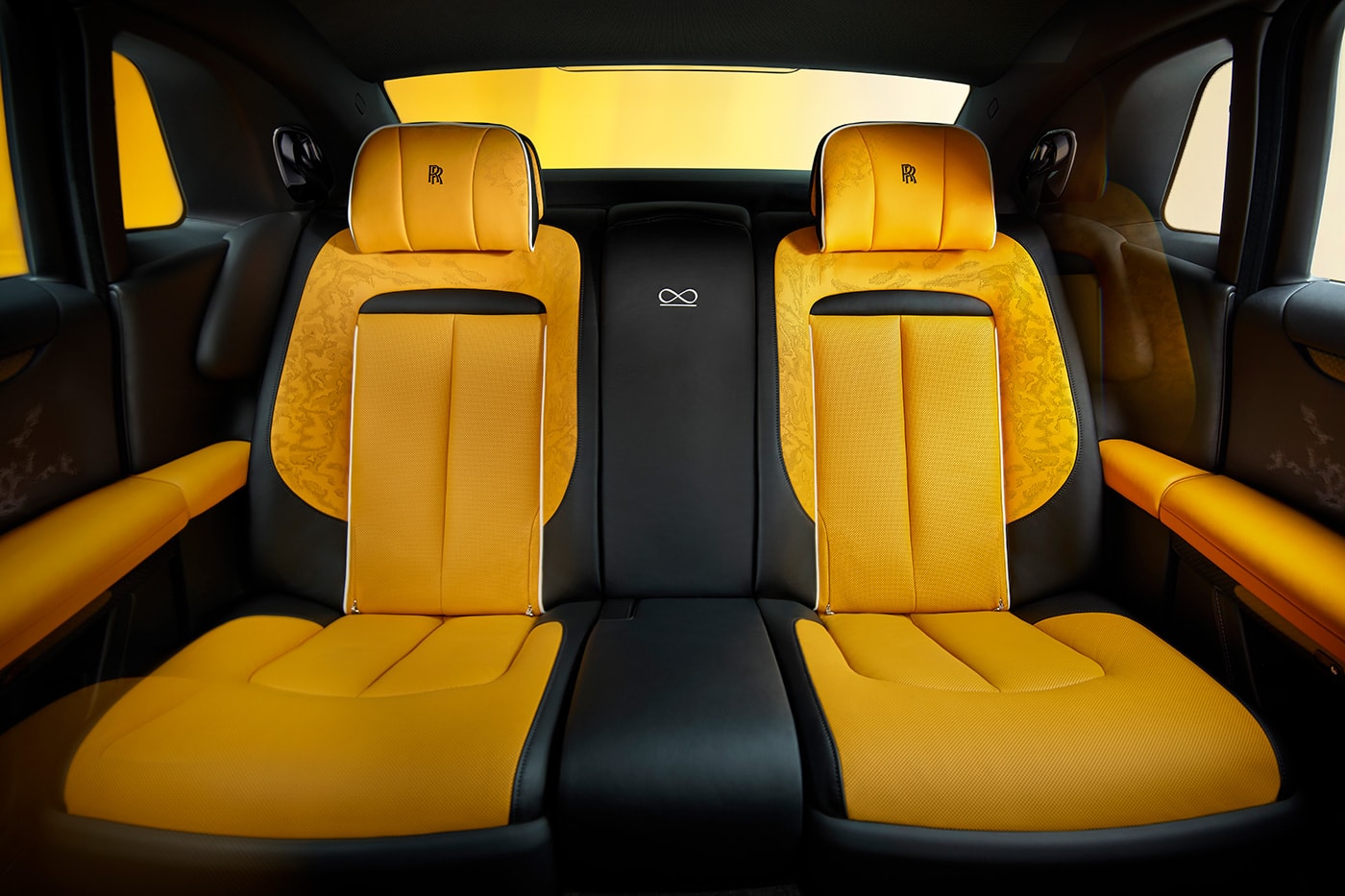 웅장함과 세련됨이 공존하는 롤스로이스 고스트 시리즈 II & 블랙 배지 고스트 시리즈 II 시승기