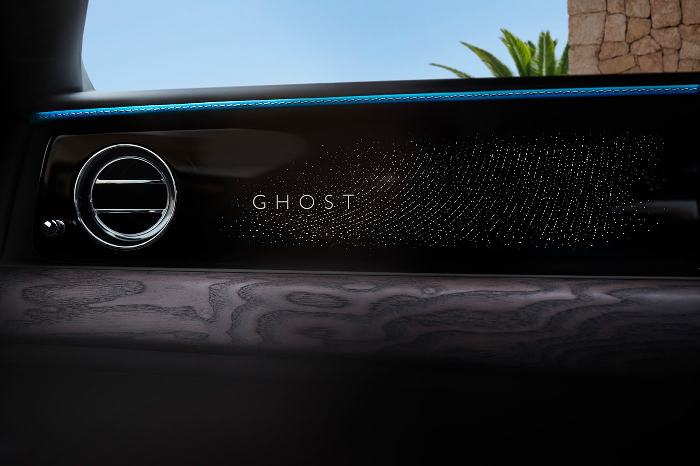 웅장함과 세련됨이 공존하는 롤스로이스 고스트 시리즈 II & 블랙 배지 고스트 시리즈 II 시승기