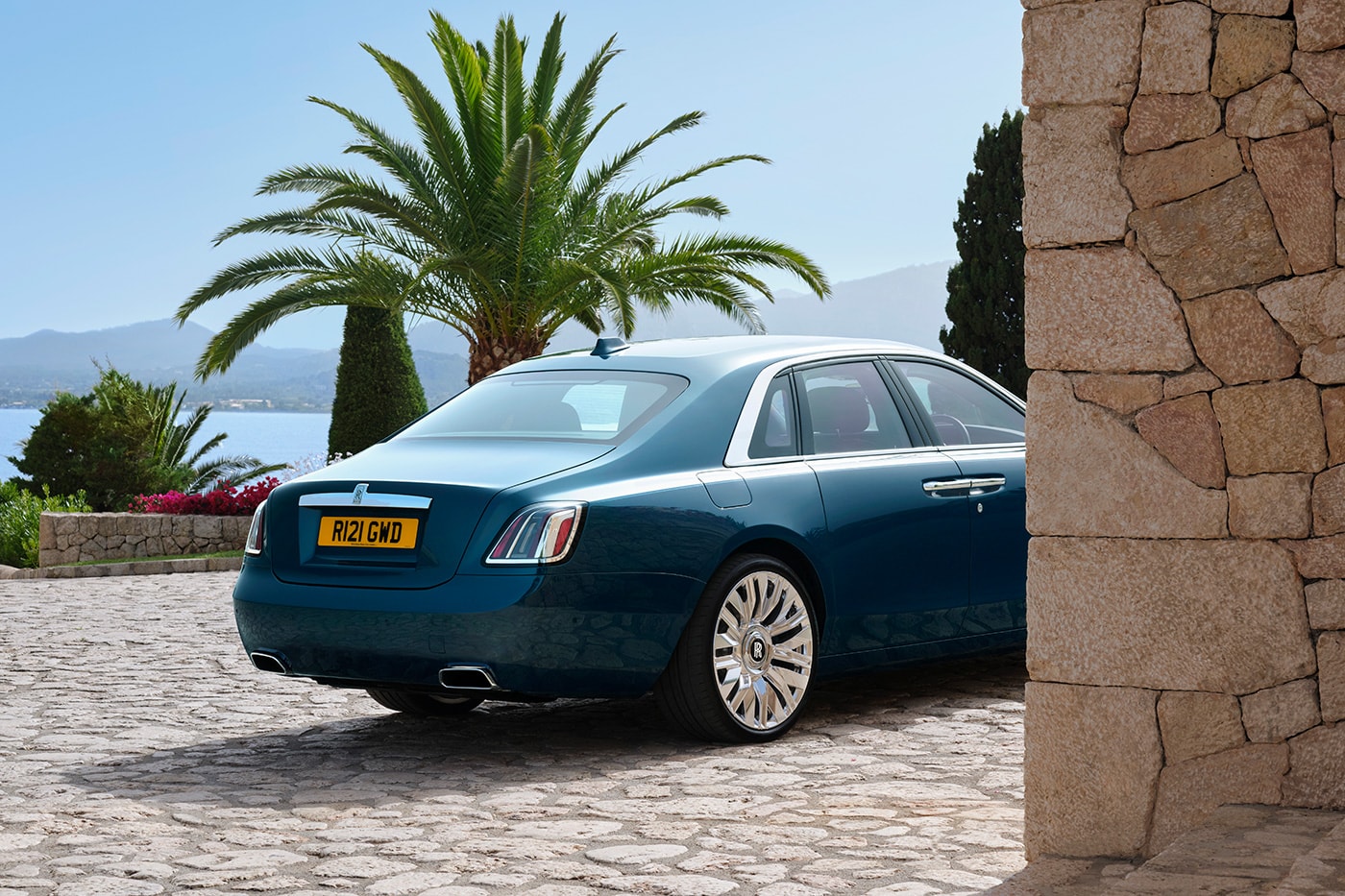 웅장함과 세련됨이 공존하는 롤스로이스 고스트 시리즈 II & 블랙 배지 고스트 시리즈 II 시승기
