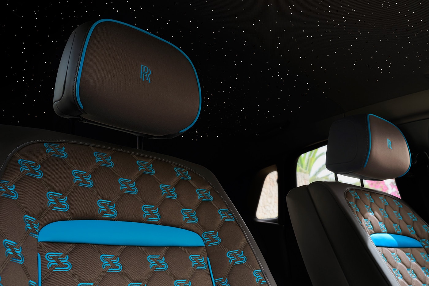 웅장함과 세련됨이 공존하는 롤스로이스 고스트 시리즈 II & 블랙 배지 고스트 시리즈 II 시승기