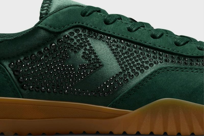 스와로브스키 크리스탈이 수놓인 컨버스 런 스타 트레이너