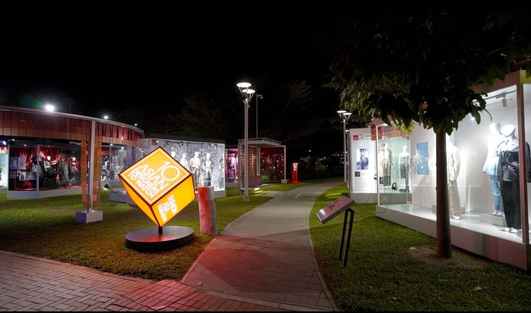 아시아 디자이너 10인의 전시를 통해 패션 산업의 미래를 보다