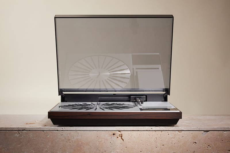 약 4,500만 원을 호가하는 생 로랑 x 뱅앤올룹슨 베오그램 4000c 턴테이블