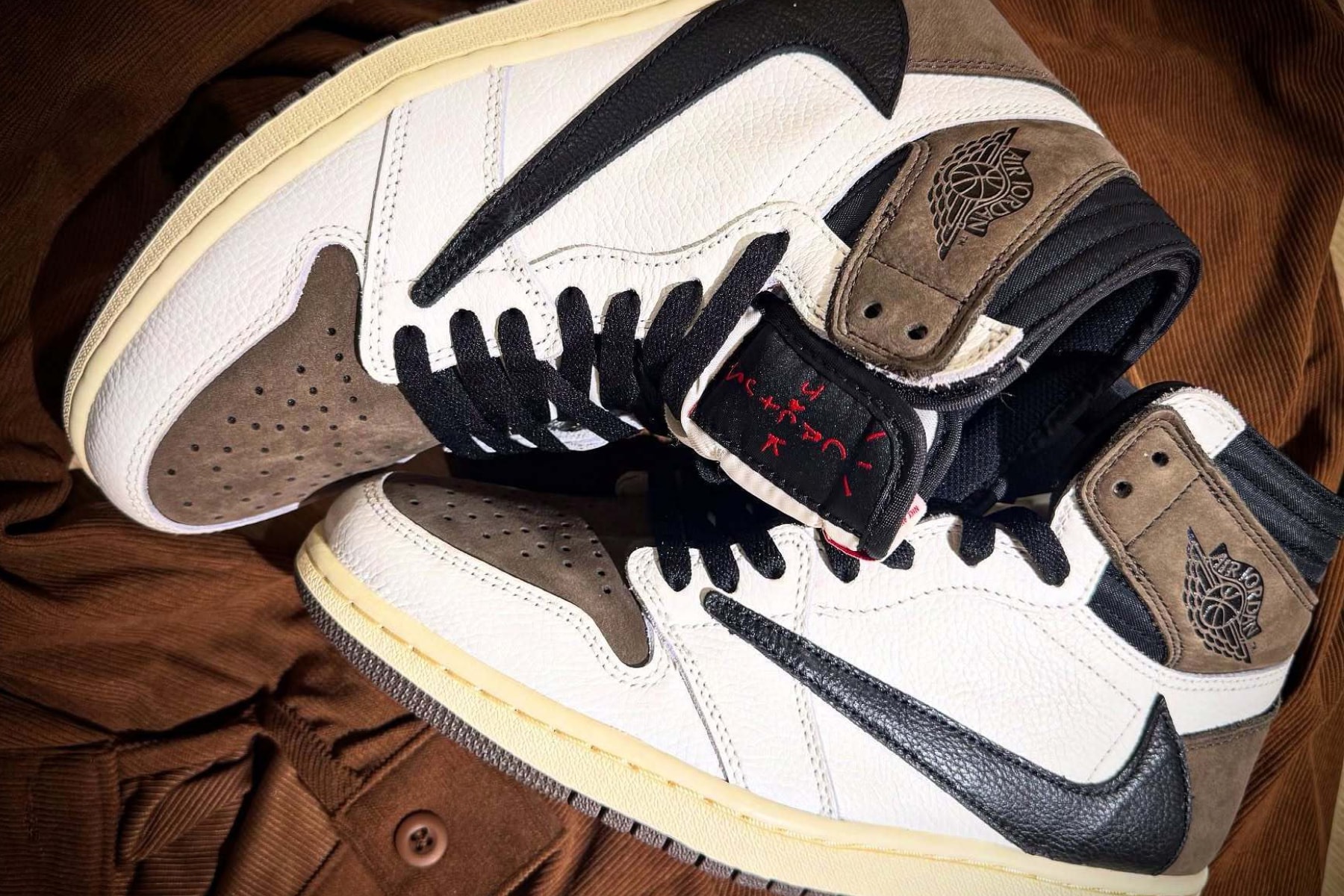 업데이트: 트래비스 스콧 x 에어 조던 1 하이 ‘리버스 모카’ 공개