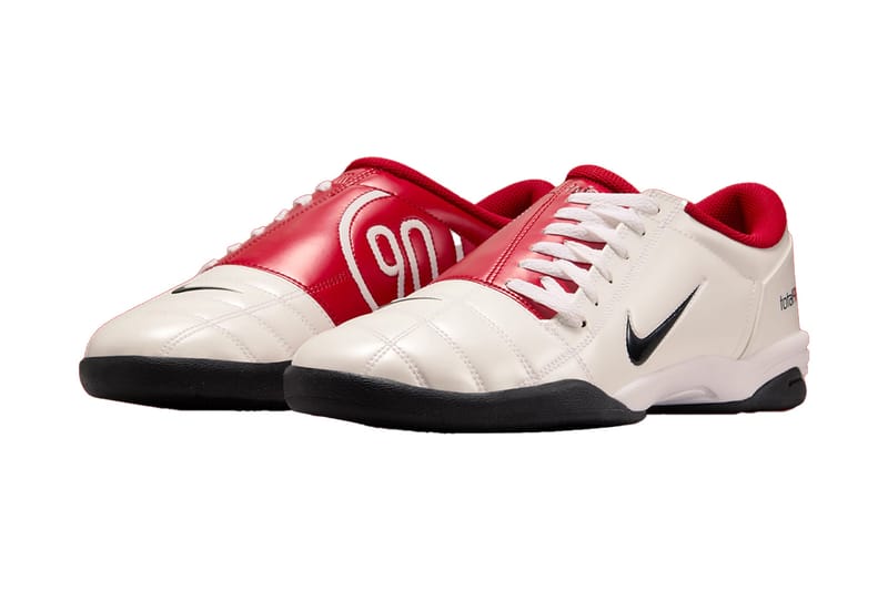 맨체스터 유나이티드에서 영감을 얻은 나이키 토탈 90 III
