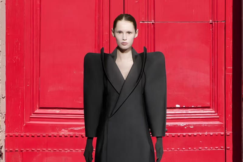 뎀나의 마지막 컬렉션, 발렌시아가 2025 가을 꾸뛰르 컬렉션 공개