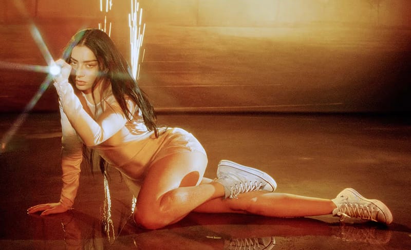 컨버스 x 찰리 XCX 협업 커스텀 척 테일러 출시 정보