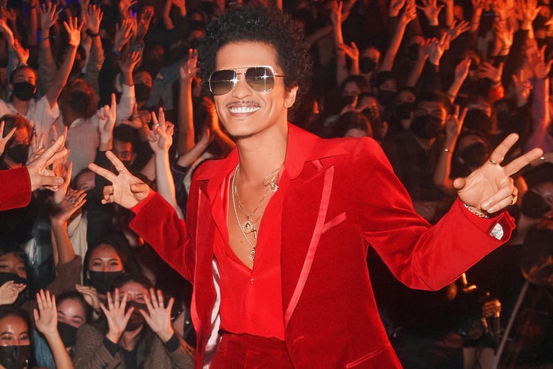 브루노 마스가 세계 최초로 불꽃놀이 쇼를 개최한다